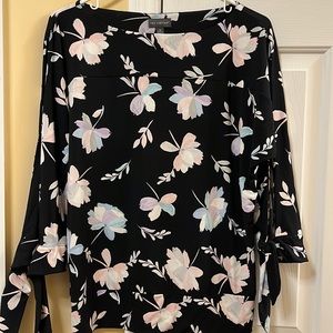 Flower blouse. Split sleeve.